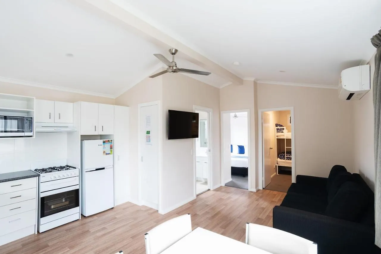 Hotel Crestview Tourist Park Queanbeyan 3*,  Australia